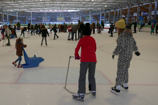 Kinderen aan het schaatsen