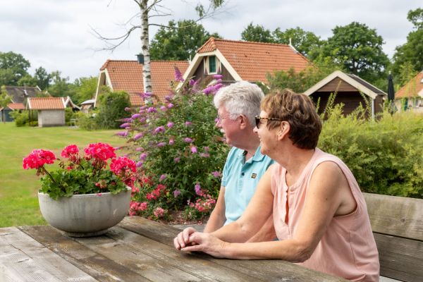 Buiten zitten op het bankje