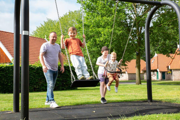 Kinderen aan het schommelen