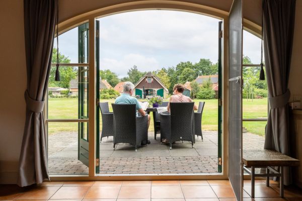 Op het terras zitten