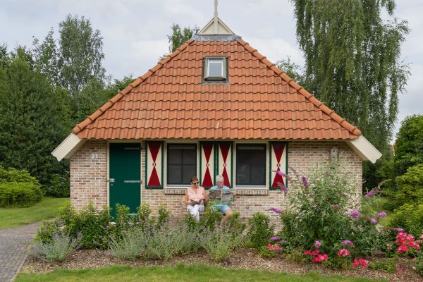 Zitten voor het huisje