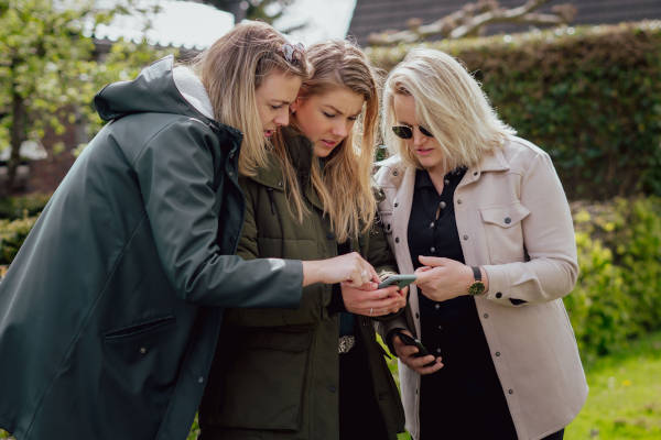 Meiden kijken op telefoon