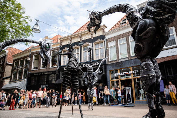 Circusacts door de binnenstad van Zwolle bij Festival Tussenland