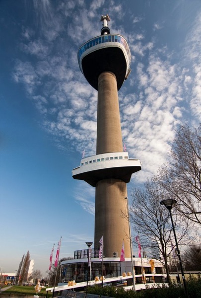 De entree van de hoge toren