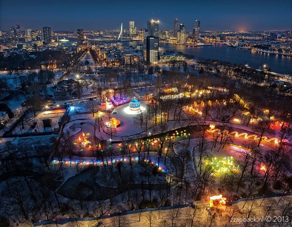 Uitzicht over prachtig verlicht Rotterdam