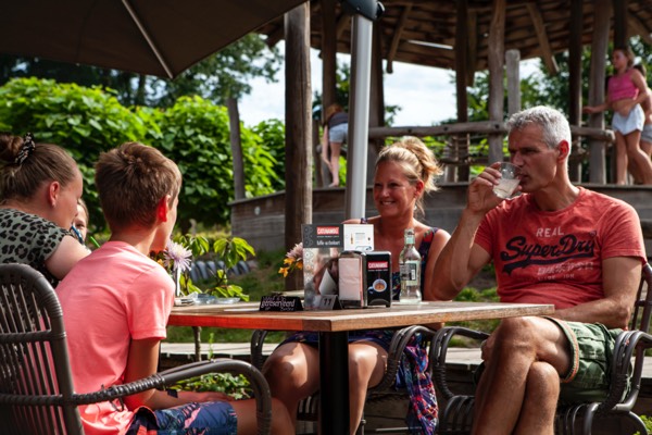 Op het terras met de familie