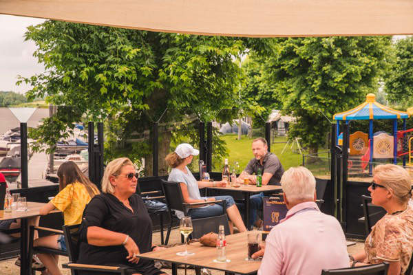 MarinaPark Bad Nederrijn: Op het terras