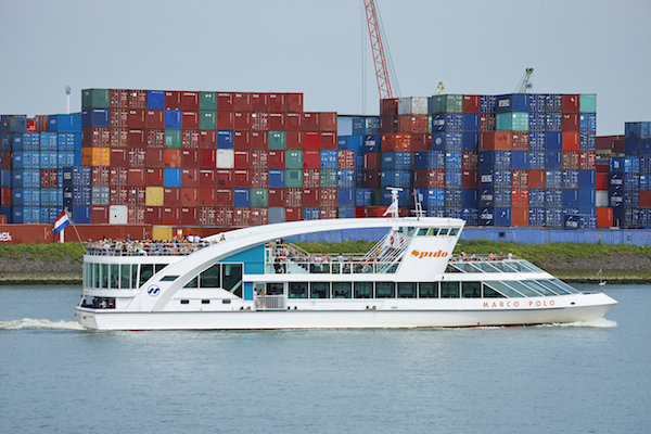 Hypermoderne overslag van duizenden containers