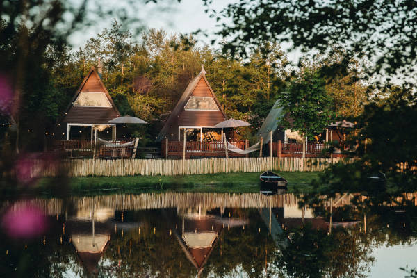 Het Wylde Pad: Huisjes bij het water