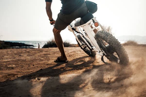 E-bike door het zand