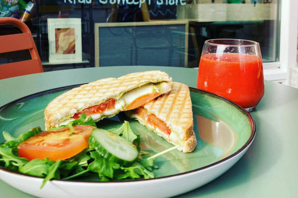  Familie café 't Nestje: Tosti met een drankje