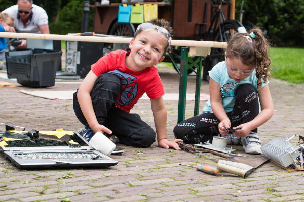 Kinderen aan het knutselen