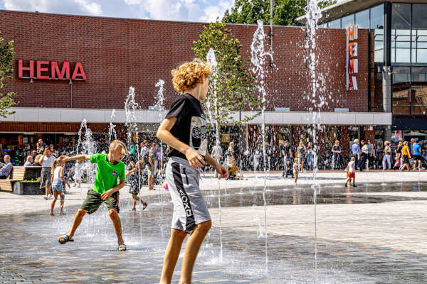 Kinderen spelen in het water