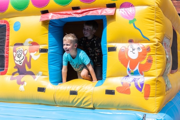 Op de spingkussens tijdens de sportdag