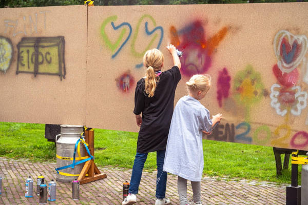 Kinderen zijn graffiti aan het spuiten