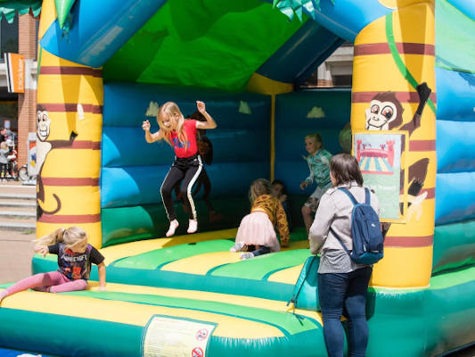 Kinderen op een springkussen