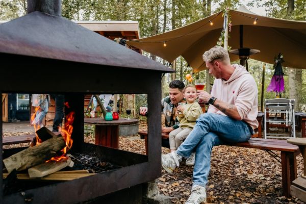 Tiny Parks The Forest Cabins: Drankje bij het kampvuur