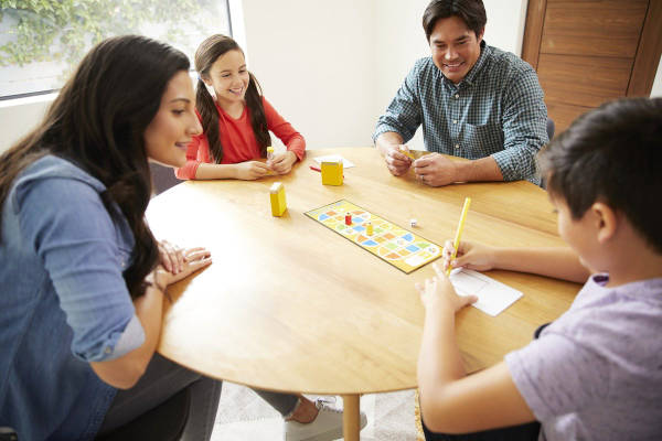 Pictionary Bordspel: Mensen zijn aan het spelen