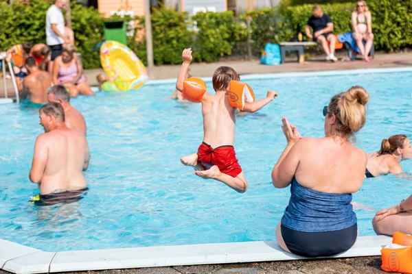 Vakantiepark Leukermeer: In het zwembad