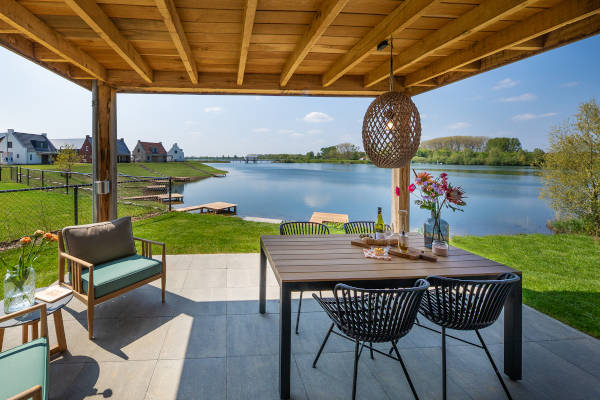 Terras aan het water