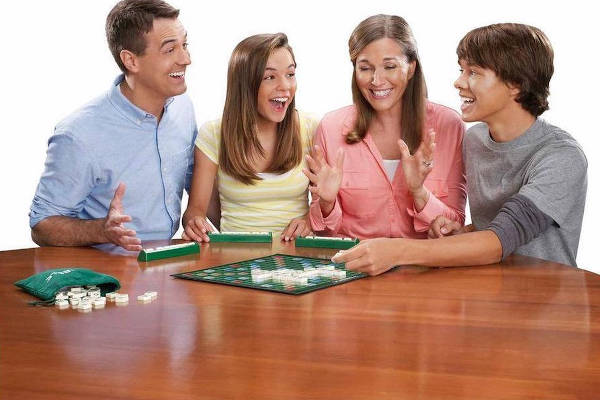 Scrabble bordspel: Mensen aan het spelen