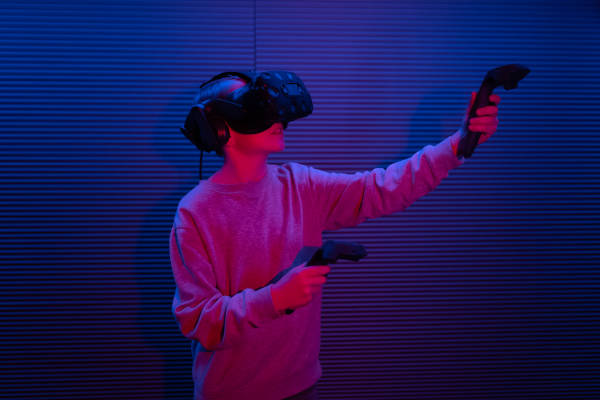Jongen speelt een VR game
