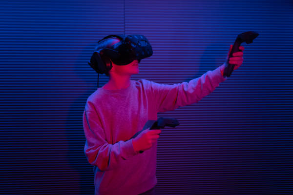 Sixsec virtual reality arcade: Jongen speelt een VR game