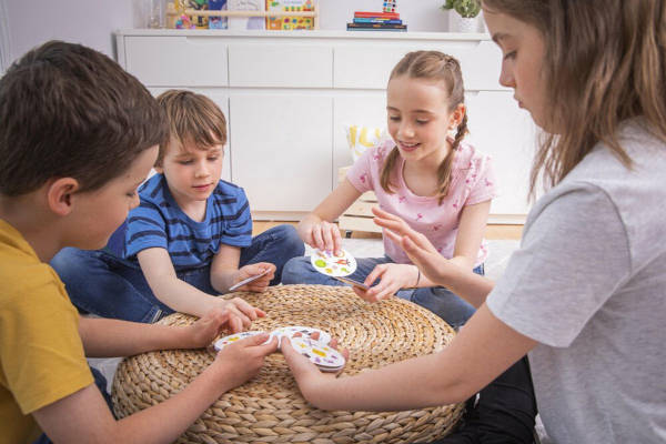 Kinderen spelen het kaartspel