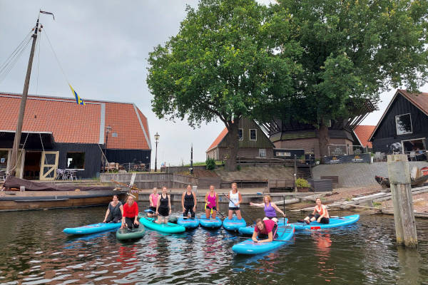 SUP&GO Harderwijk: Groepsfoto op de sups