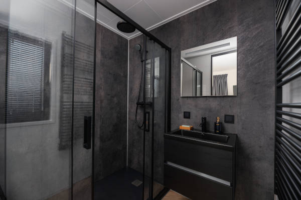 MarinaPark Residentie Nieuw Loosdrecht: De badkamer