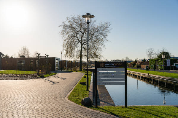 Bord die staat in het park