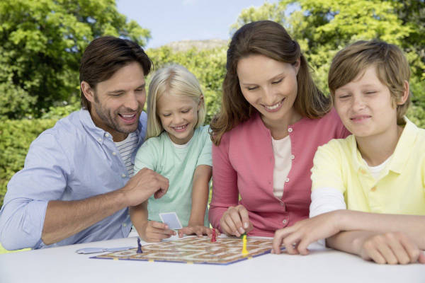 Ravensburger Doolhof - Bordspel: Gezin speelt het spel