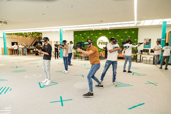 The Park Playground Amsterdam: Mensen zijn druk aan het spelen in de hal