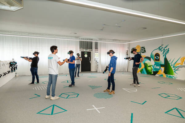 Park Playground Amsterdam: Mensen spelen schietspel in VR