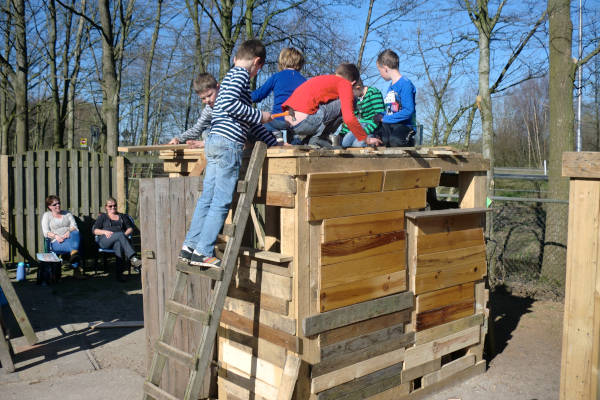 Speeltuin Spijkerdorp: Kinderen aan het bouwen