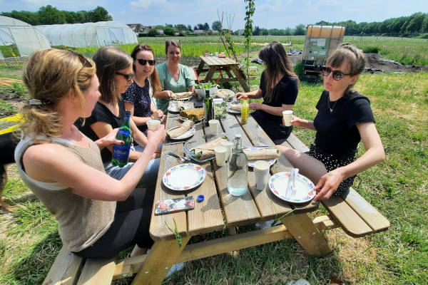 Rondleiding, workshop & lunch bij ecologische boer: Aan de heerlijke lunch