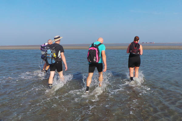 Groep loopt door het water