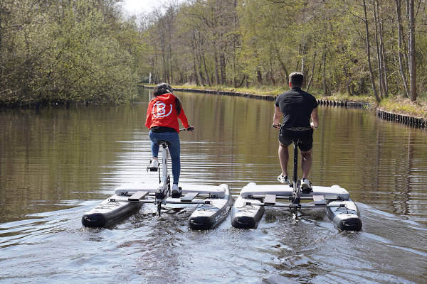 2 mensen op de waterbike door het bos