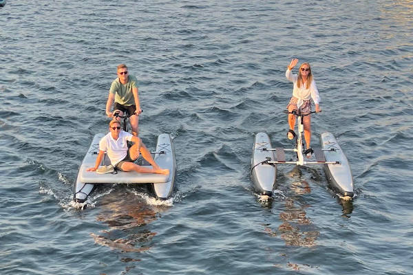 Waterbike Harderwyck: Mensen op de waterbikes