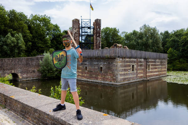 Slot Schaesberg: Jongen geschminkt bij het slot