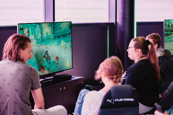 Gammax Gaming & Esports Center: Mensen spelen Mario Kart