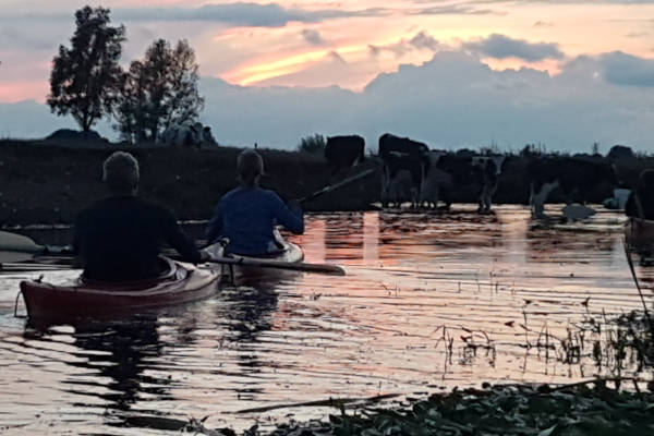 Kanoën met zonsondergang