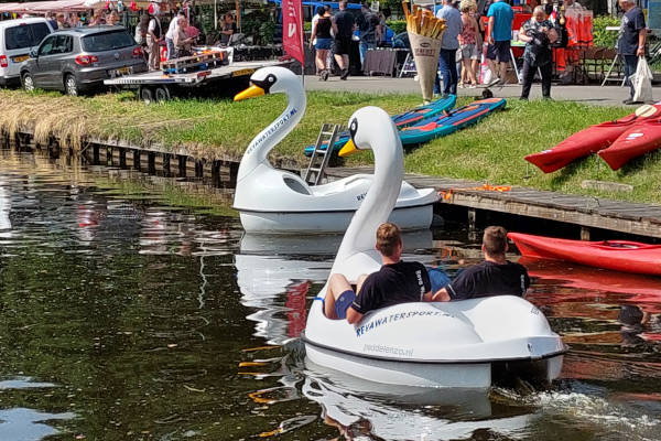 Lekker varen in het zwaan bootje