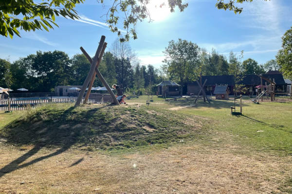 Camping Valkenburg - Maastricht: De kabelbaan in de speeltuin