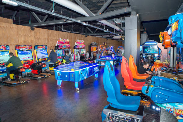 De gamehal bij Dollie's Bowling & Gamingcenter