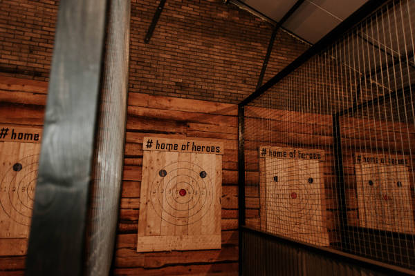 Bijlwerpen bij Home of Heroes