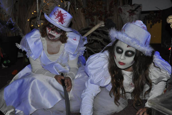 Halloweenfair in Hem: Meiden in witte jurken