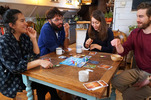 Dixit - bordspel: Mensen spelen het bordspel