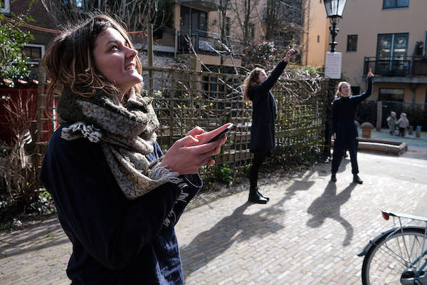 Los alle raadsels en puzzels op en leer unieke feitjes over de stad tijdens Outside Escape