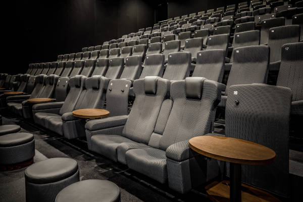 Kinepolis Leidschendam: Stoelen met tafels ertussen